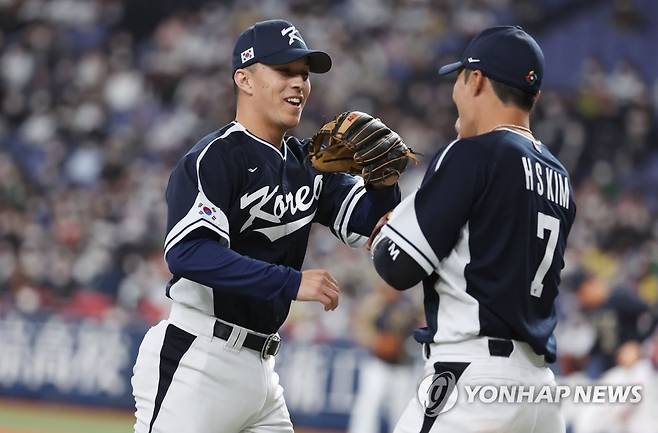 미소짓는 에드먼 (오사카=연합뉴스) 신준희 기자 = 6일 오사카돔에서 열린 WBC 한국 대표팀과 일본 오릭스와의 연습경기. 
    한국 에드먼이 1회말 수비를 마치고 더그아웃으로 들어가고 있다. 2023.3.6 hama@yna.co.kr