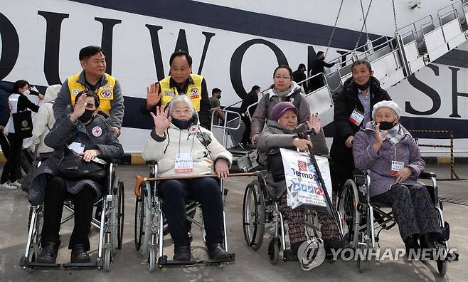 "감격스러워요" 고국 땅 밟은 사할린 동포들 (동해=연합뉴스) 유형재 기자 = 우크라이나 사태로 하늘길이 막혀 애를 태웠던 영주귀국 사할린 동포들이 17일 처음으로 뱃길로 입국했다.
    이날 오후 강원 동해항으로 입국한 사할린 동포 63명이 고국 땅을 밟고 감격스러워하고 있다. 2023.3.17 yoo21@yna.co.kr