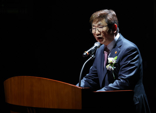 박보균 문화체육관광부 장관이 16일 서울 성북구 한국예술종합학교 석관동 캠퍼스 이어령예술극장에서 열린 한국예술종합학교 개교 30주년 기념행사에 참석해 축사를 하고 있다.