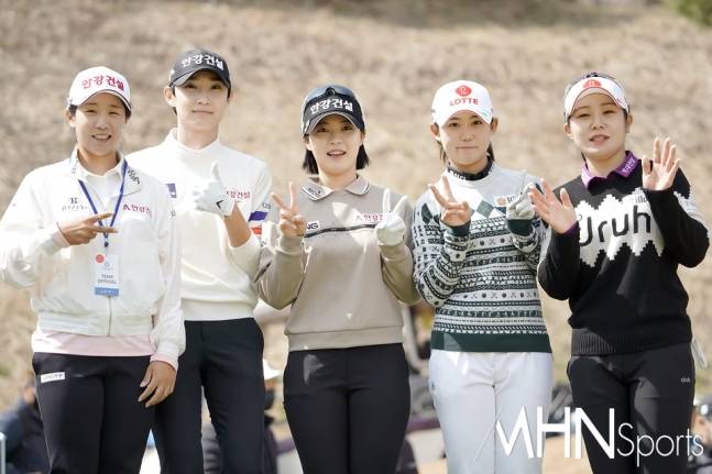 18일 열린 '디오션 비치콘도 발리스틱 컵 골프구단 대항전' 변형포섬 2라운드가 열린가운데 안강건설 임진희, 김시원, 전예성과 롯데 황유민, 이소영이 포즈를 취하고 있다(사진=여수, 박태성 기자)