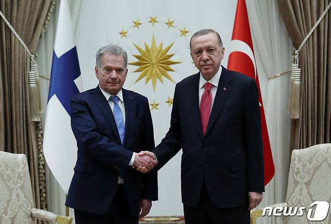 레제프 타이이프 에르도안 대통령(우)과 사울리 니니스퇴 핀란드 대통령이 17일(현지시간) 튀르키예 안카라에서 정상회담을 진행했다. 이날 튀르키예는 핀란드의 나토(북대서양조약기구·NATO) 회원국 가입 비준 절차를 실시하기로 결정했다. ⓒ 로이터=뉴스1 ⓒ News1 정윤영 기자