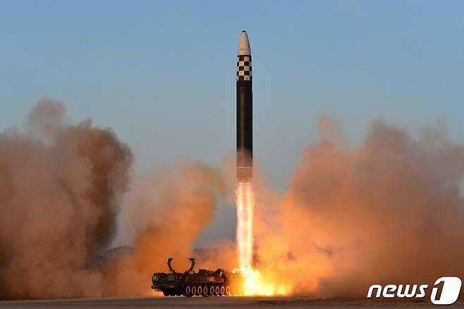 (평양 노동신문=뉴스1) = 북한 화성-17형 대륙간탄도미사일(ICBM) 발사 훈련. [국내에서만 사용가능. 재배포 금지. DB 금지. For Use Only in the Republic of Korea. Redistribution Prohibited] rodongphoto@news1.kr