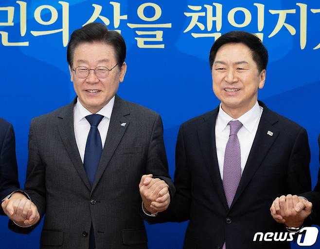 이재명 더불어민주당 대표(왼쪽)와 김기현 국민의힘 대표가 15일 오전 서울 여의도 국회에서 가진 첫 회동에서 기념 촬영을 하고 있다./뉴스1 ⓒ News1 이재명 기자