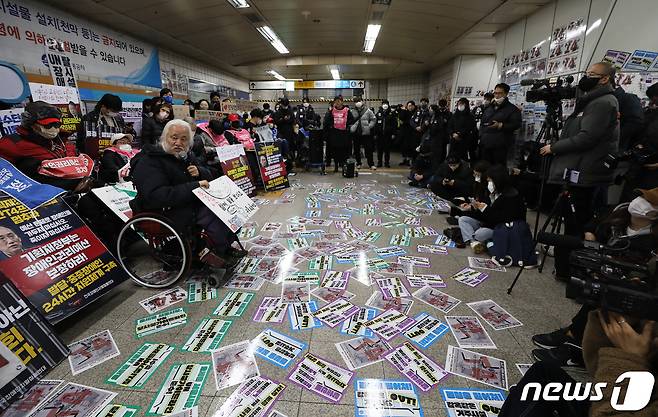 박경석 전국장애인차별철폐연대 대표가 13일 오전 서울 용산구 삼긱지역 승강장에서 열린 '시민과 함께하는 달보기 운동 함께 선언 기자회견'에서 발언하고 있다. 2023.2.13/뉴스1 ⓒ News1 이동해 기자