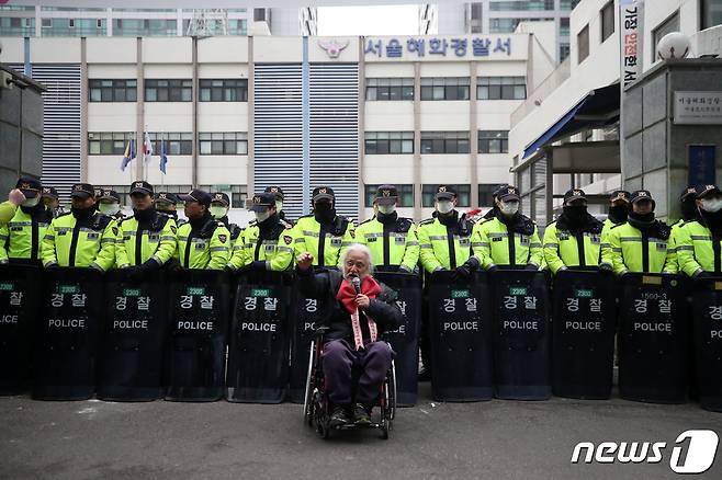 박경석 전국장애인차별철폐연대(전장연) 상임공동대표가 28일 오전 서울 종로구 혜화경찰서 앞에서 '서울경찰청 장애인등편의법 준수를 위한 서울시 경찰서 31개소 전수조사 선포 기자회견을 하고 있다. 2023.2.28/뉴스1 ⓒ News1 이승배 기자