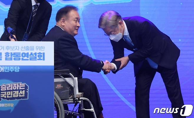 2021년 9월 6일 이재명 더불어민주당 대선 주자가 충북 청주시 CJB컨벤션센터에서 열린 세종·충북 지역 경선에서 이상민 선거위원장과 인사를 하고 있다. ⓒ News1 김용빈 기자