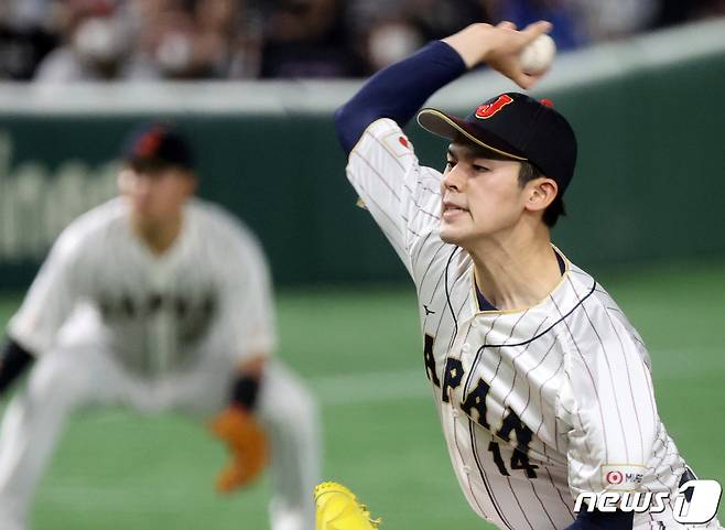 11일 오후 일본 도쿄돔에서 열린 2023 월드베이스볼클래식(WBC) B조 1라운드 체코와 일본의 경기, 일본 대표팀 사사키 로키가 1회초 선발 등판해 힘차게 공을 던지고 있다. 2023.3.11/뉴스1 ⓒ News1 김진환 기자
