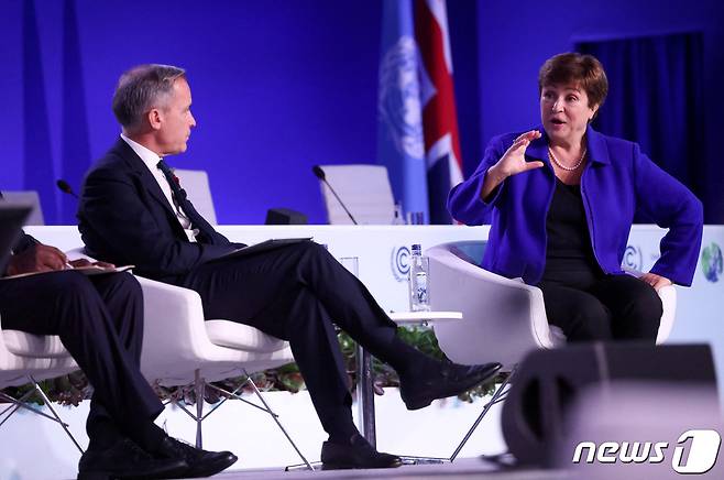 크리스탈리나 게오르기에바(오른쪽) 국제통화기금(IMF) 총재  ⓒ 로이터=뉴스1 ⓒ News1 정윤영 기자