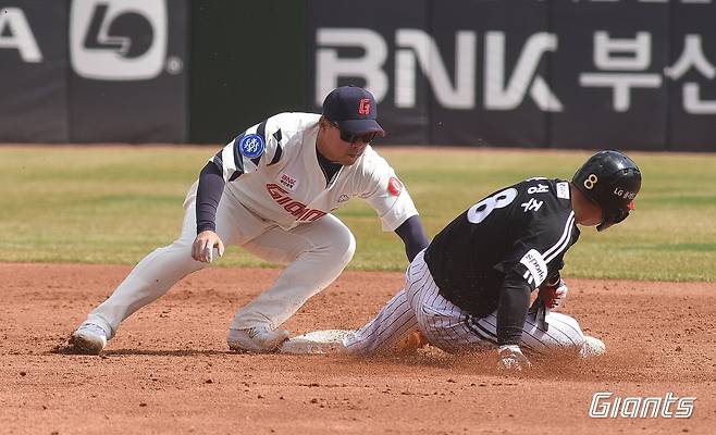 롯데 자이언츠와 LG 트윈스가 18일 부산 사직구장에서 2023 KBO 시범경기를 치렀다.(롯데 자이언츠 제공)