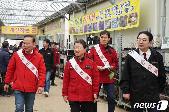 18일 충북 옥천군 옥천묘목시장에서 남성현 산림청장(가운데)이 박덕흠 국회의원(왼쪽), 황규철 옥천군수(오른쪽)와 주민들에게 산불조심을 당부하고 있다. (산림청 제공) / 뉴스1