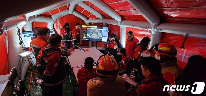 18일 오후 발생한 강원 평창 진부면 신기리 산불 진화 대응을 위한 현장통합지휘부 회의(강원도산불방지센터 제공) 2023.3.18/뉴스1