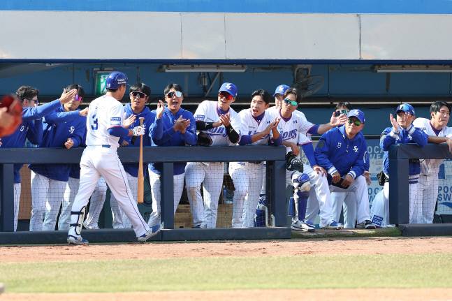 삼성 이성규가 18일 대구삼성라이온즈파크에서 열린 2023 KBO리그 시범경기 KT전에서 8회말 솔로포를 날린 후 더그아웃에서 하이파이브를나누고 있다. 사진제공 | 삼성 라이온즈