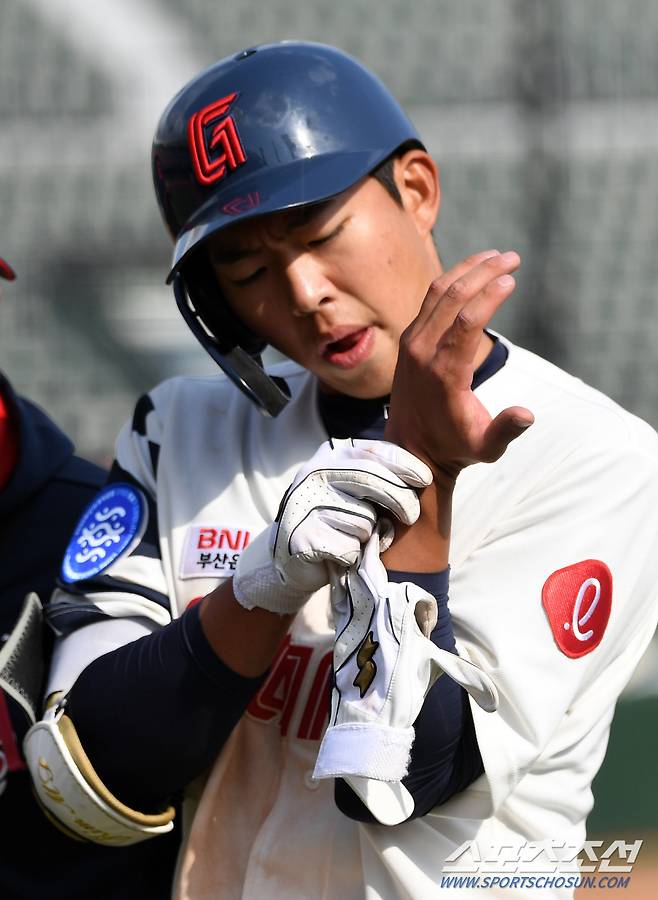 2023 KBO리그 시범경기 롯데 자이언츠와 LG 트윈스의 경기가 18일 부산 사직구장에서 열렸다. 7회말 2사 만루 롯데 김민석이 LG 이우찬의 투구에 맞은 뒤 통증을 호소하고 있다. 부산=박재만 기자 pjm@sportschosun.com/2023.03.18/