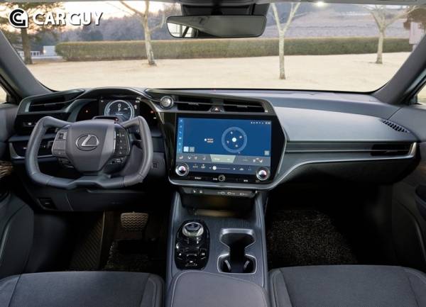 요크 스티어링휠이 적용된&nbsp;렉서스 RZ 450e