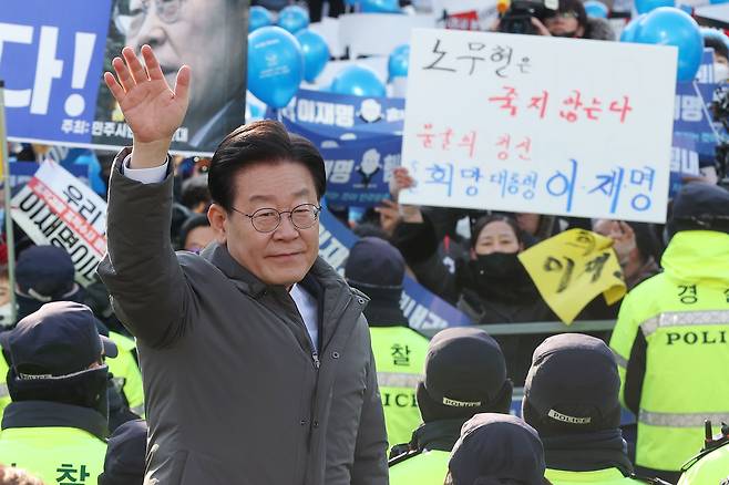 '위례·대장동 개발 의혹'과 관련해 검찰의 소환조사 통보를 받은 더불어민주당 이재명 대표가 지난 1월 28일 오전 서울 서초구 서울중앙지방검찰청에 출석하기 전 지지자에게 인사하고 있다. /연합뉴스