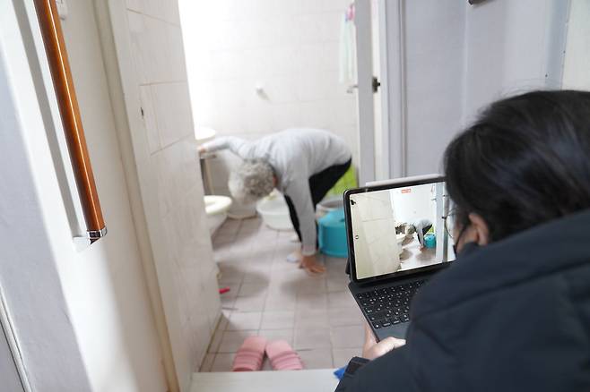 인천도시공사의 ‘iH형 고령친화 맞춤형 집수리사업’은 전문가가 노인의 행동을 관찰한 후 개조방안을 마련한다. /내집연구소 제공