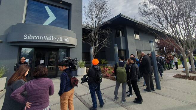 13일(현지시각) 미 샌타클라라에 있는 SVB 본사 앞에 고객과 취재진들이 파산한 SVB의 인출 업무 재개를 기다리고 있다. /김성민 기자