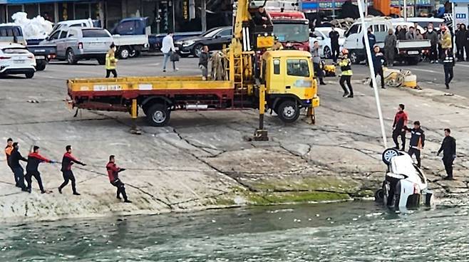 18일 오후 4시 19분쯤 전남 완도군 약산면 당목항에서 일가족 3명을 태운 차량이 바다로 추락했다. 이들은 심정지 상태로 구조돼 병원으로 옮겨졌다. /연합뉴스