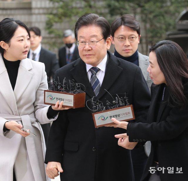 더불어민주당 이재명 대표(가운데)가 17일 오전 서울 서초구 서울중앙지법에서 열린 공직선거법 위반 혐의 2차 공판에 출석하고 있다. 이 대표는 3일 첫 공판 때와 마찬가지로 취재진의 질문에 아무런 답도 하지 않았다. 안철민 기자 acm08@donga.com