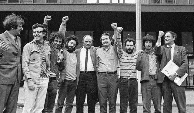 ‘시카고 세븐’ 재판에서 승리한 뒤 기뻐하는 반전운동가 7명과 변호사들. 위키피디아