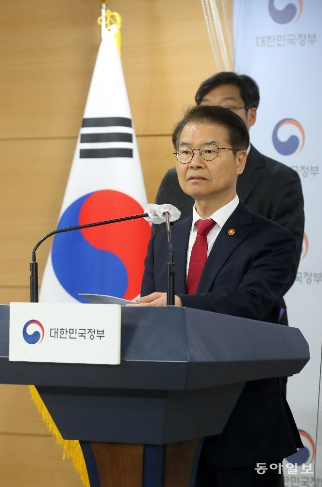 이정식 고용노동부 장관이 6일  서울 정부종합청사에서 근로시간제도 개편안을 발표하고 있다. 동아일보 DB