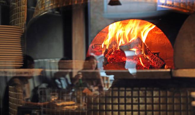 나폴리식 장작화덕에는 참나무만을 사용한다. 이정용 선임기자 lee312@hani.co.kr