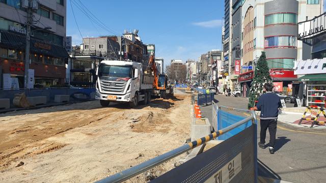 14일 서울 마포구 서교동 홍대 공영주차장 자리에 도로 평탄화 작업이 실시되고 있다. 김도형 기자