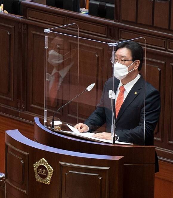 김광명 부산광역시의원이 지난 17일 부산광역시의회 제312회 임시회 제3차 본회의에서 챗GPT가 작성한 원고를 활용해 5분 자유발언을 하고 있다. [사진=부산광역시의회]