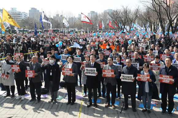 한일역사정의평화행동 관계자들을 비롯해 이재명 더불어민주당 대표 등 참석자들이 18일 오후 서울 중구 서울광장에서 열린 '대일 굴욕외교 규탄 범국민대회'에서 구호를 외치고 있다. [사진=뉴시스]