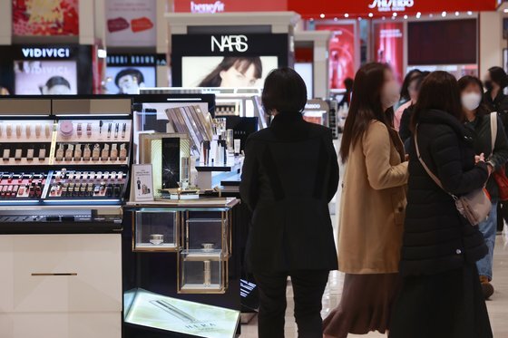 지난 9일 서울 중구 신세계백화점 본점을 찾은 고객들이 화장품 매장에서 쇼핑을 하고 있다. 연합뉴스