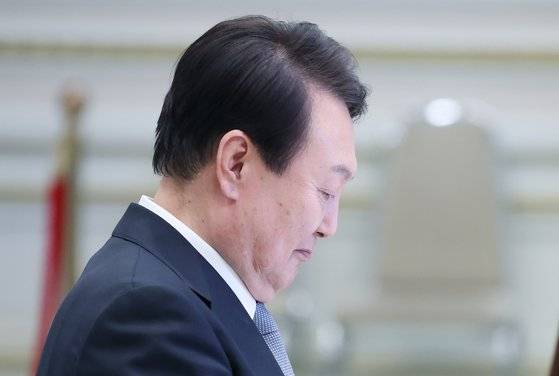 윤석열 대통령이 지난 14일 일자리창출 우수기업 최고경영자(CEO)초청 오찬에서 자료를 검토 중이다. 윤 대통령은 이날 노동시간 제도 개편과 관련한 보완 지시를 내렸다. 연합뉴스