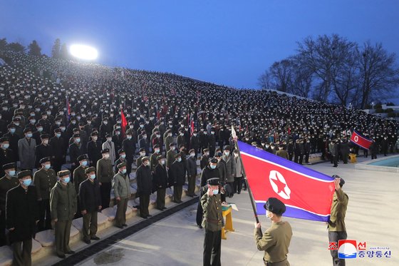 북한 조선중앙통신은 18일 청년동맹일꾼들과 청년학생들이 17일 하루동안 80여 만명이나 인민군대입대와 복대를 열렬히 탄원했다고 보도했다. 조선중앙통신=연합뉴스