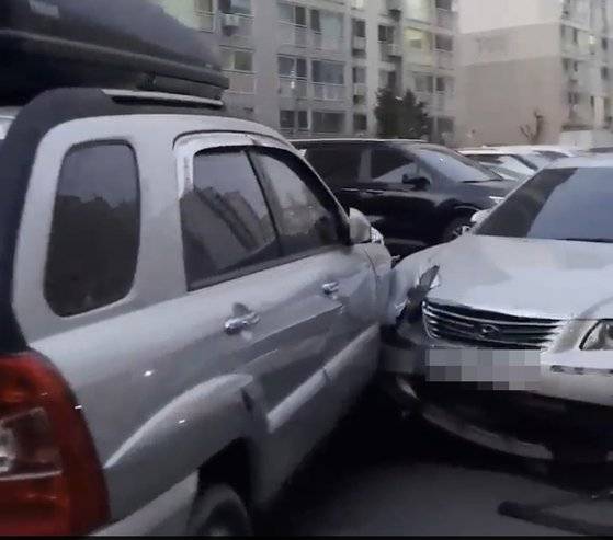 18일 오후 6시 26분께 충남 천안시 불당동의 한 아파트 단지 지상 주차장에서 승용차 1대가 돌진하며 주차 중이던 다른 차들을 들이받은 사고가 났다. 독자제공=연합뉴스