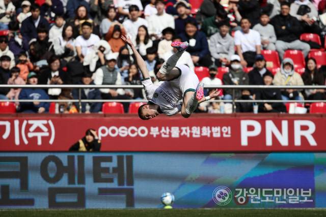 ▲ 전반 18분, 페널티킥 골을 성공한 갈레고가 세리머니를 펼치고 있다.