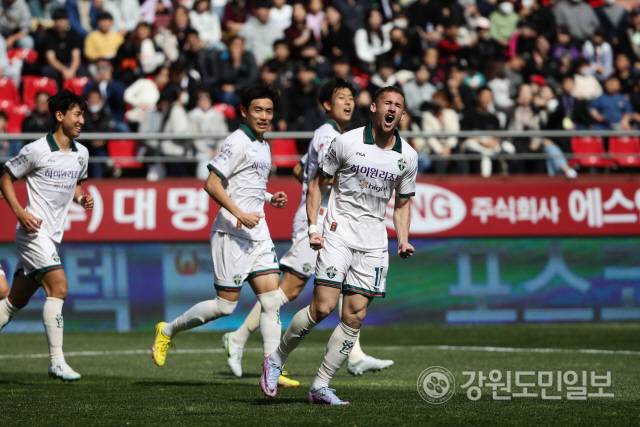 ▲ 전반 18분, 갈레고가 페널티킥을 성공시킨 뒤 표효하고 있다.