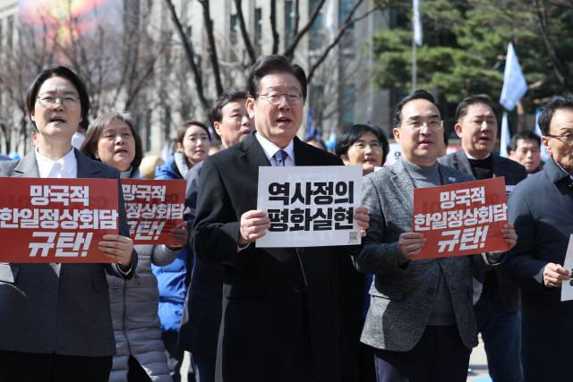 ▲ 더불어민주당 이재명 대표와 박홍근 원내대표가 18일 오후 서울시청 인근에서 열린 강제동원 해법 및 한일정상회담을 규탄하는 3차 범국민대회에 참석해 관련 구호를 외치고 있다. 연합뉴스