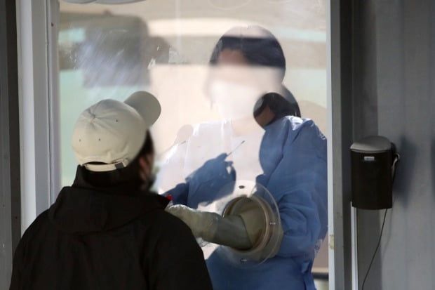 서울 용산구보건소 코로나19 선별진료소에서 한 시민이 검사를 받고 있다.(사진=뉴스1)