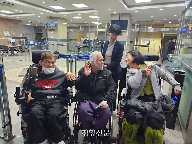 지하철 승하차 시위를 주도한 혐의로 체포된 박경석 전국장애인차별철폐연대(전장연) 상임공동대표가  18일 오후 석방됐다. 전장연 페이스북 갈무리