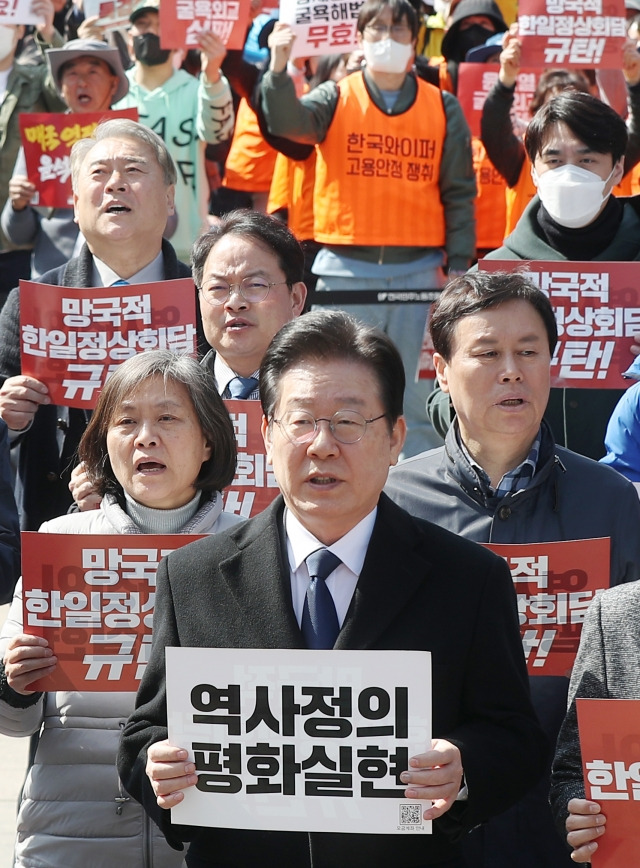 이재명 더불어민주당 대표가 18일 서울광장에서 열린 '강제동원 해법 및 한일정상회담을 규탄하는 3차 범국민대회'에 참석해 구호를 외치고 있다. 연합뉴스