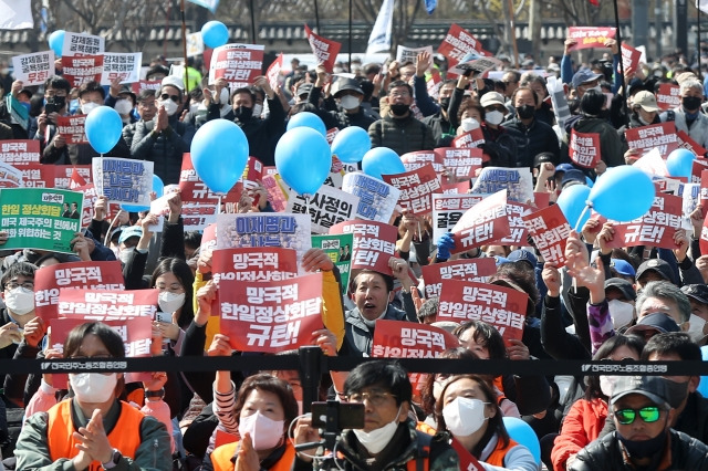 한일역사정의평화행동 관계자들이 18일 오후 서울광장에서 열린 강제동원 해법 및 한일정상회담을 규탄하는 3차 범국민대회에서 구호를 외치고 있다. 연합뉴스