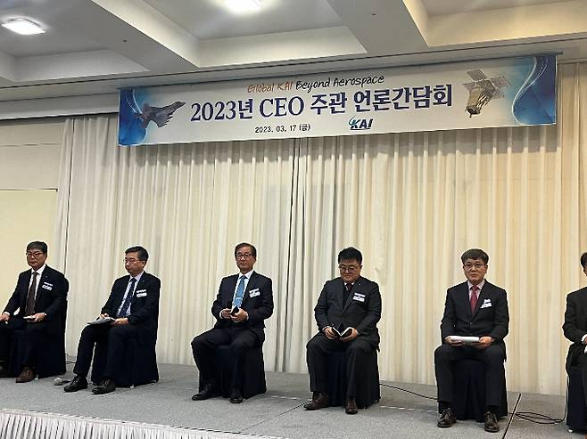강구영 한국항공우주산업(KAI) 사장이 회사 민영화에 대해 선을 그었다. 사진은 지난 16일 기자간담회에 참석한 강 사장(왼쪽에서 세번째)과 회사 임원들. /사진=김동욱 기자