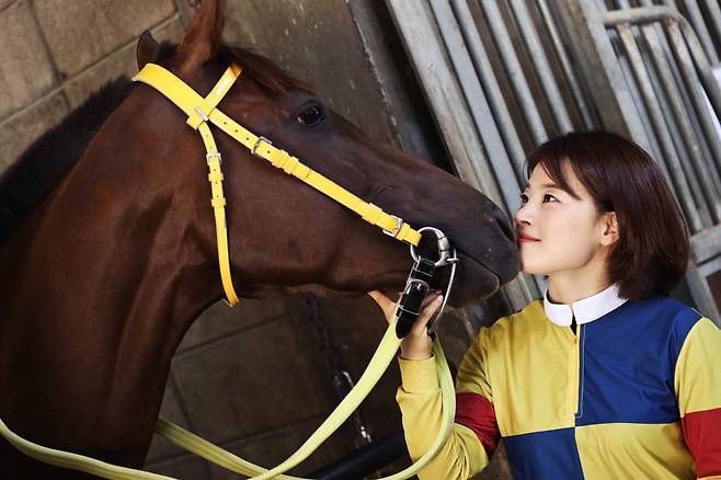 김혜선 기수와 코리안오크스 우승마 제주의하늘.[마사회 제공]