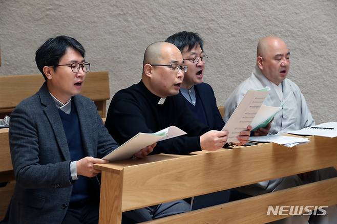 [서울=뉴시스] 박진희 기자 = '만남중창단' 단원인 성진(오른쪽부터) 스님, 김진 목사, 하성용 신부, 박세웅 교무가 지난 15일 서울 종로구 원불교 원남교당에서 공연 연습을 하고 있다. '만남중창단'은 종교의 벽을 뛰어넘고 평화의 메시지를 전하고 싶은 마음에서 불교의 성진 스님, 개신교의 김진 목사, 천주교의 하성용 신부(유스티노·서울대교구 정의평화위원회 위원장), 원불교의 박세웅 교무가 뜻을 모아 탄생했다. 2023.03.18. pak7130@newsis.com