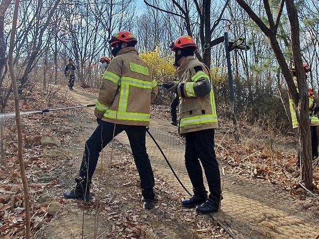 [대구=뉴시스] 대구 달서소방서는 달서구 학산공원에서 봄철 산불 대응 태세 확보를 위한 모의훈련을 실시했다. (사진 = 대구 달서소방서 제공) 2023.03.18. photo@newsis.com  *재판매 및 DB 금지