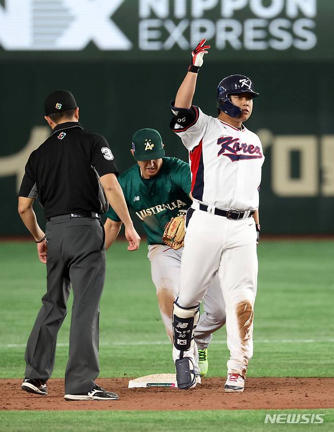 [도쿄=뉴시스] 김선웅 기자 = 9일 일본 도쿄돔에서 열린 월드베이스볼클래식(WBC) 2023 B조 호주와 대한민국의 경기, 7회말 강백호가 2루타 후 세레머니를 하고 있다. 이후 발이 떨어진 것이 확인돼 아웃. 2023.03.09. mangusta@newsis.com