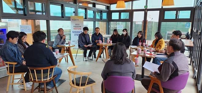 [대구=뉴시스] 대구시 서구는 주민 만족도를 높이기 위한 '두 마리 토끼 간담회'를 개최했다. (사진=대구시 서구 제공) 2023.03.18. photo@newsis.com *재판매 및 DB 금지