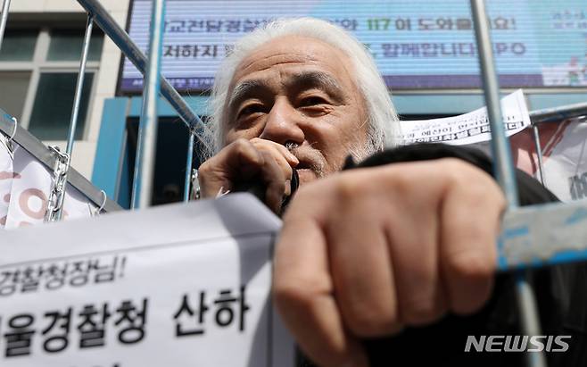 [서울=뉴시스] 조성우 기자 = 박경석 전국장애인차별철폐연대(전장연) 공동상임대표가 지난 17일 오전 서울 종로구 서울경찰청 민원실 앞에서 법원의 체포영장 발부에 따른 입장발표 기자회견을 하고 있다. 2023.03.17. xconfind@newsis.com
