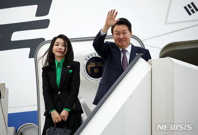 [도쿄=뉴시스] 전신 기자 = 1박2일간 일본 방문 일정을 마친 윤석열 대통령과 부인 김건희 여사가 17일 도쿄 하네다 공항에 도착해 공군 1호기에 탑승하기 전 인사하고 있다. 2023.03.17. photo1006@newsis.com