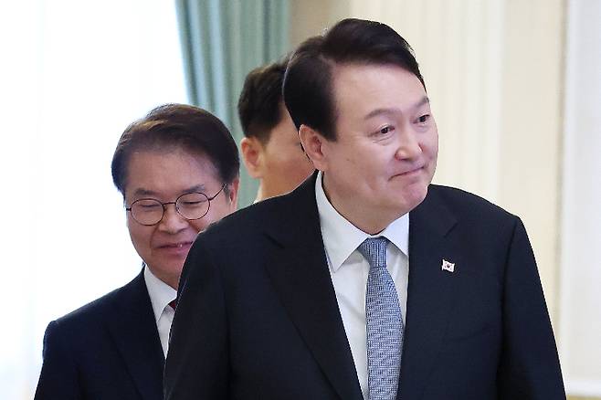 윤석열 대통령이 14일 청와대 영빈관에서 열린 일자리창출 우수기업 최고경영자(CEO)초청 오찬에 이정식 고용노동부 장관과 함께 입장하고 있다. 연합뉴스