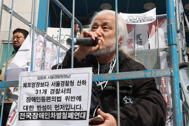 ▲박경석 전국장애인차별철폐연대(전장연) 상임공동대표가 17일 오전 서울 종로구 서울경찰청 앞에서 기자회견을 열고 체포영장 발부에 관해 입장을 밝히고 있다. 지난 15일 남대문경찰서는 기차교통방해·업무방해·집회및시위에관한법률 위반 혐의로 박 대표에 대한 체포영장을 신청했고, 전날 오후 법원으로부터 영장을 발부받은 바 있다. ⓒ연합뉴스
